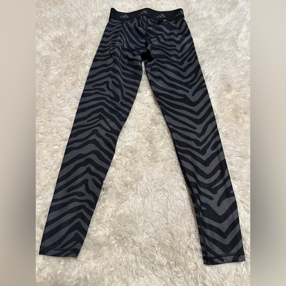 Adidas Women’s Size XS Black Zebra Print Leggings EUC - Picture 4 of 7
